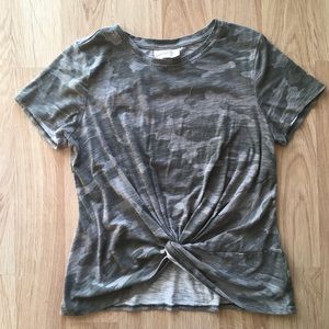 Universal Threads: Woman’s Camo Short Sleeve T-Shirt w/ Knot Front. Size: M